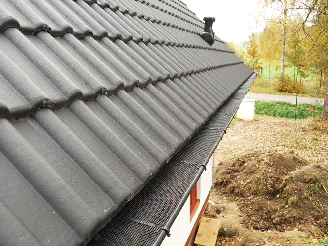 Síťka Leaf Protec chrání okapy před zanášením